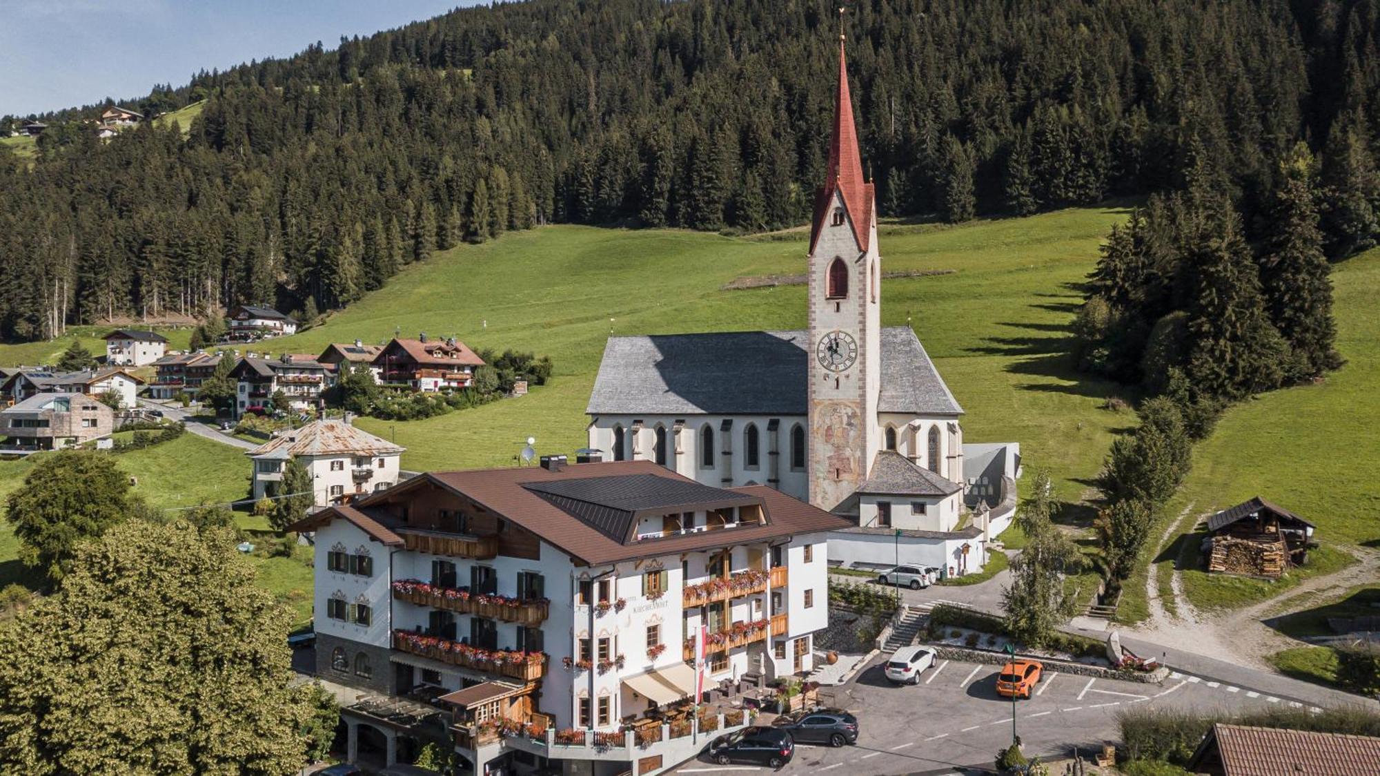 Hotel Kirchenwirt Dobbiaco Eksteriør bilde